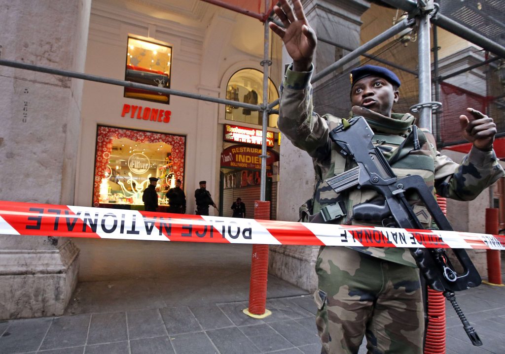 Γαλλία: Άγνωστος μαχαίρωσε τρεις στρατιώτες και συνελήφθη - Media