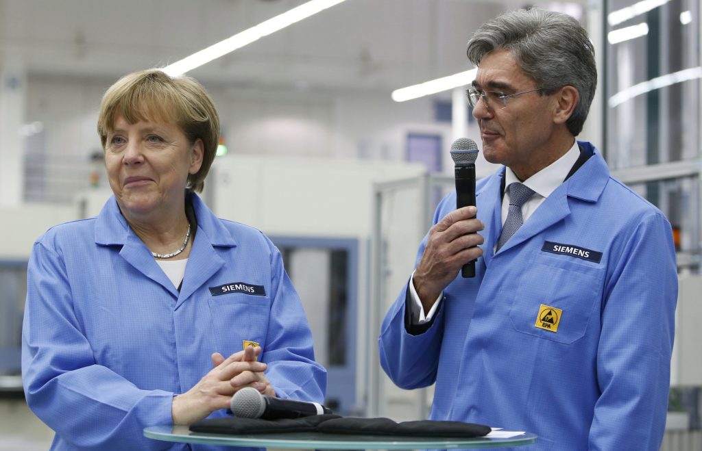 Δείτε τη Μέρκελ με φόρμα της Siemens (photos) - Media