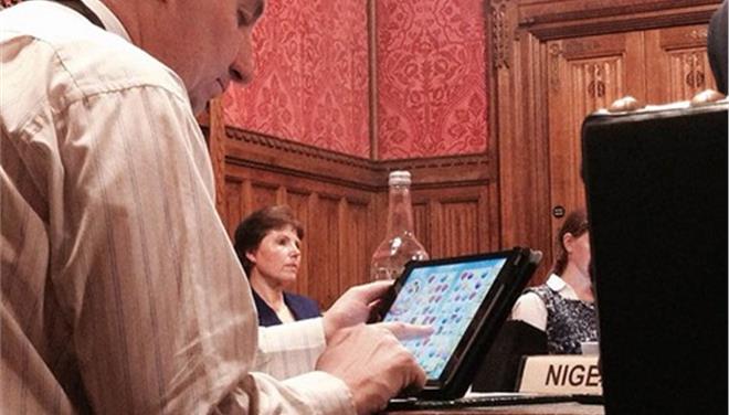 Μεγάλη Βρετανία: Βουλευτής έπαιζε «Candy Crash» στο Κοινοβούλιο! - Media