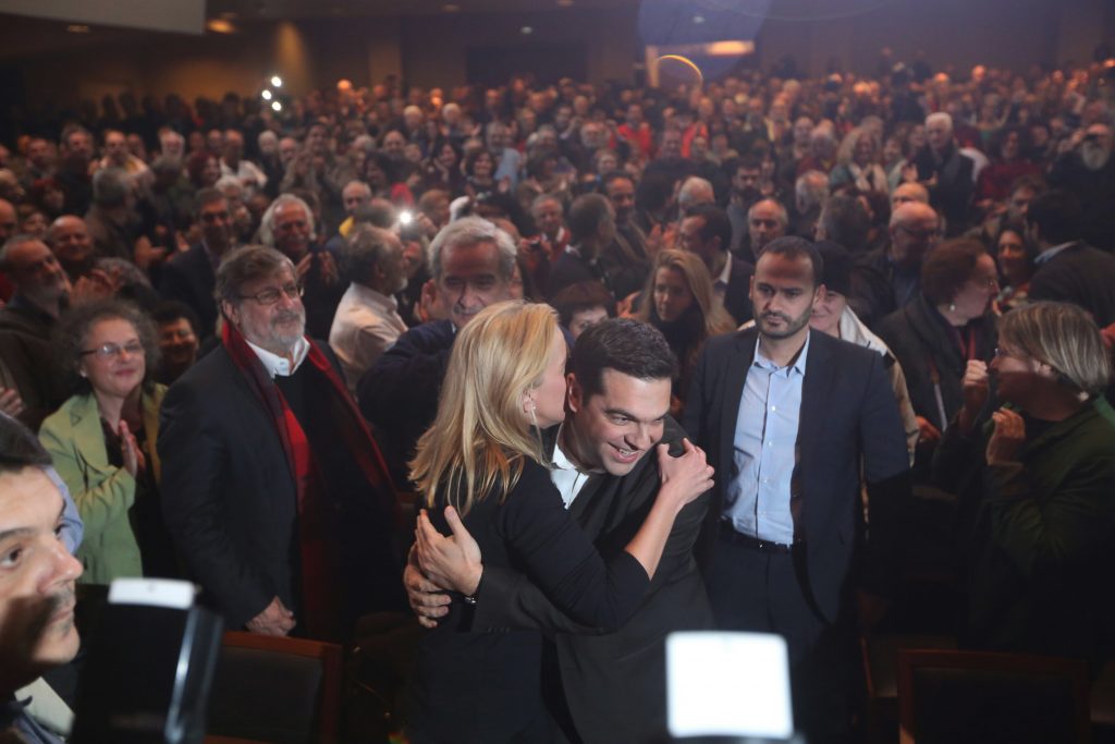 Φιλιούνται, αγκαλιάζονται Δούρου και Τσίπρας (Photo) - Media