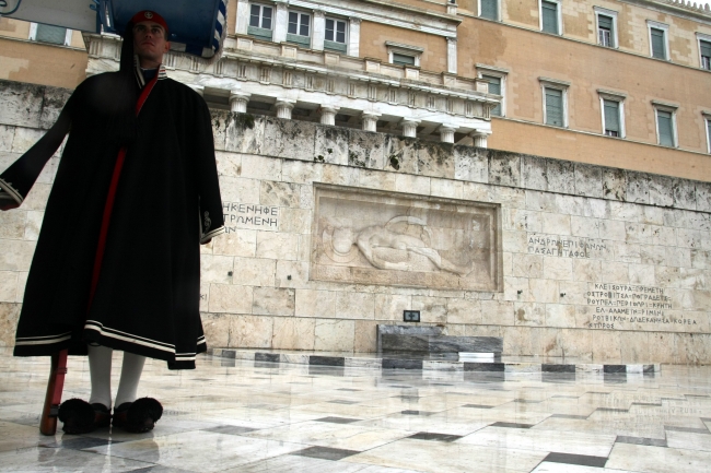 Το τσουχτερό κρύο «έπιασε» και τους τσολιάδες – Με κάπες οι άνδρες της Προεδρικής Φρουράς - Media