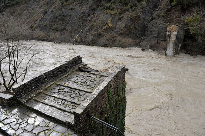 Εφικτή η αποκατάσταση του γεφυριού της Πλάκας - Δείτε τις ζημιές που υπέστη  (Video + Photos) - Media