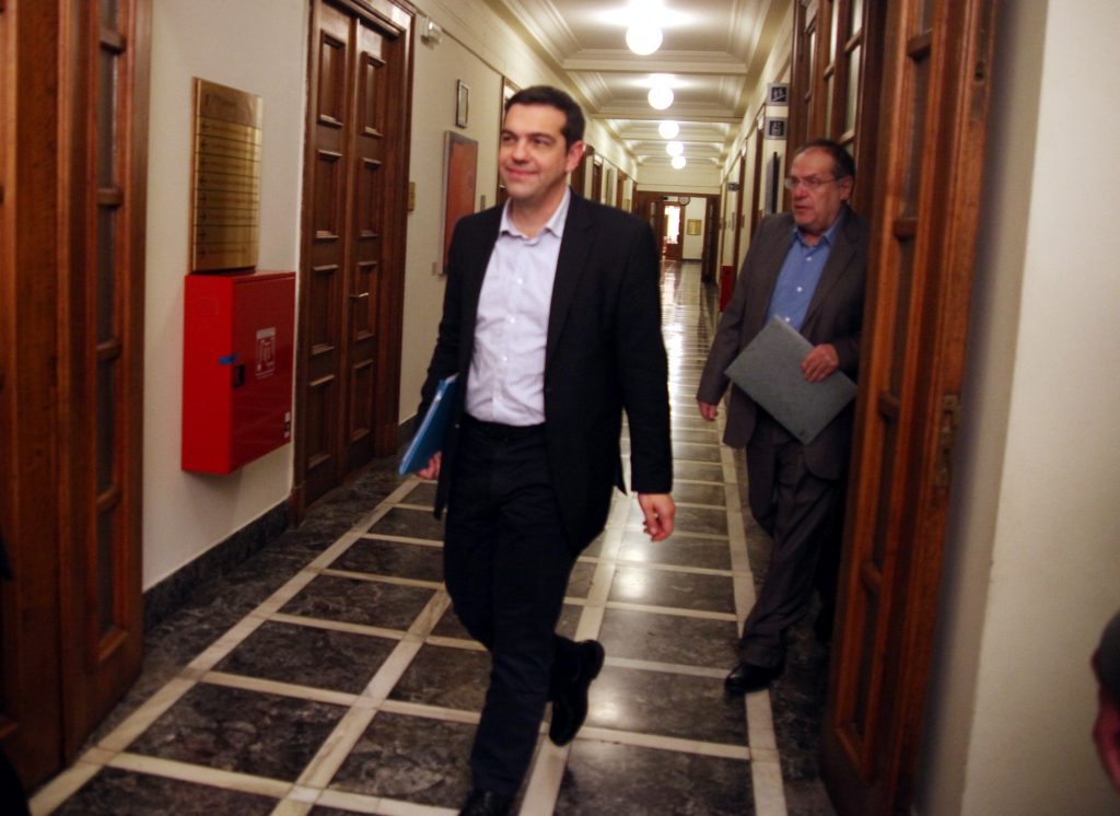 Διαδοχικές συναντήσεις του πρωθυπουργού με Παπούλια και αρχηγούς κομμάτων - Media