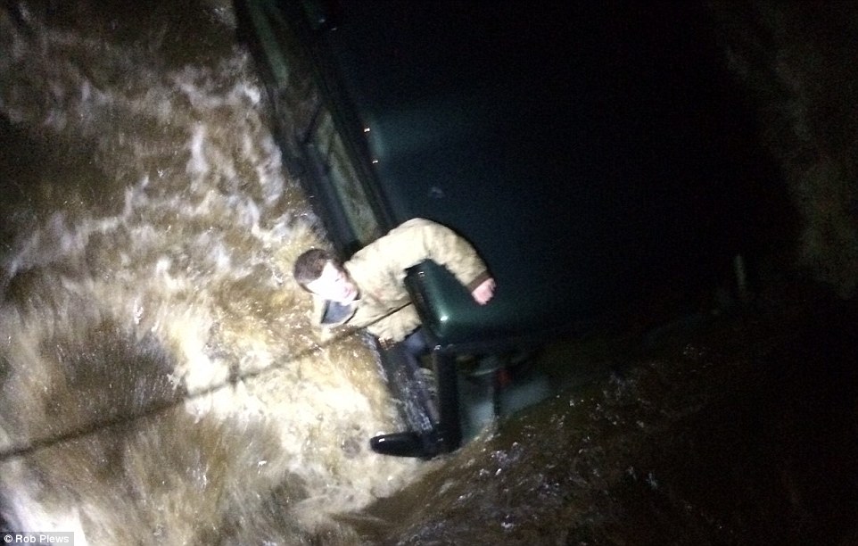 Μεγάλη Βρετανία: Ακραία καιρικά φαινόμενα – Δραματική η προσπάθεια διάσωσης ενός οδηγού (Photos) - Media