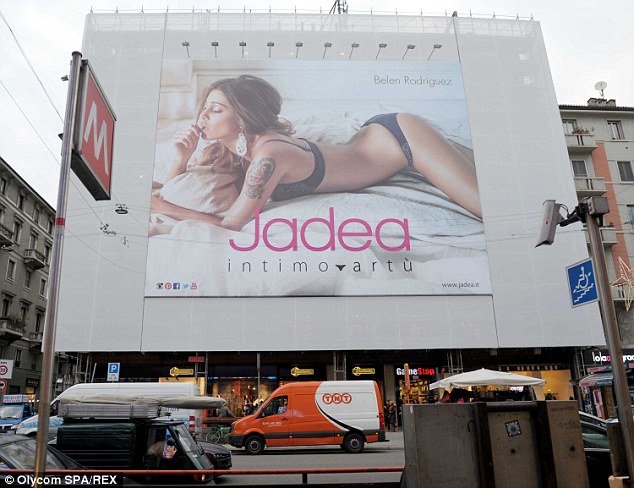 Μιλάνο: Αφαίρεσαν διαφημιστικές πινακίδες εσωρούχων για να αποφύγουν τα τροχαία ατυχήματα! (Photos) - Media