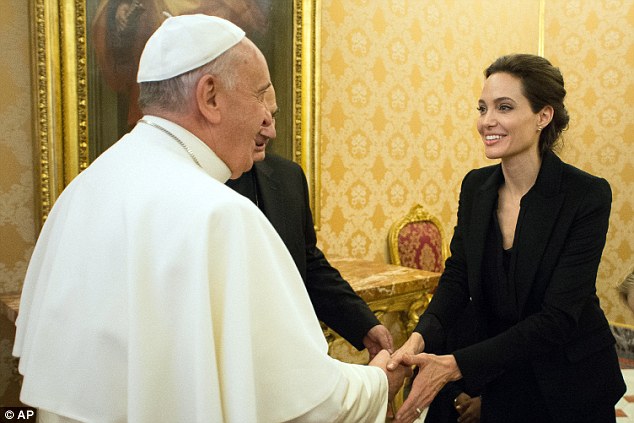 Η Αντζελίνα Τζολί παρουσίασε τη νέα ταινία της στο Βατικανό και συνάντησε τον Πάπα - Media
