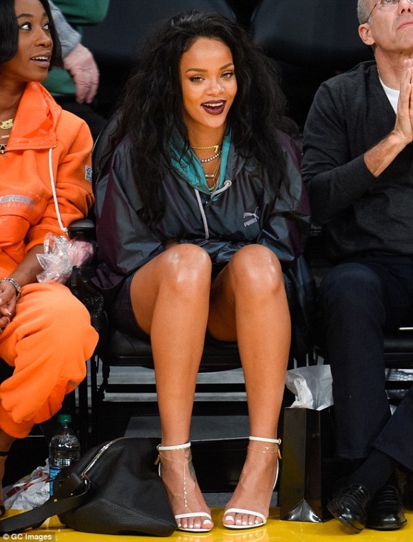 H Ριάνα υποστηρίζει τους Λέικερς   - Media