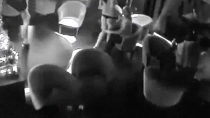 «Γυαλιά-καρφιά» έκαναν δύο συμμορίες στριπτιτζάδικο για μια γυναίκα (Video) - Media