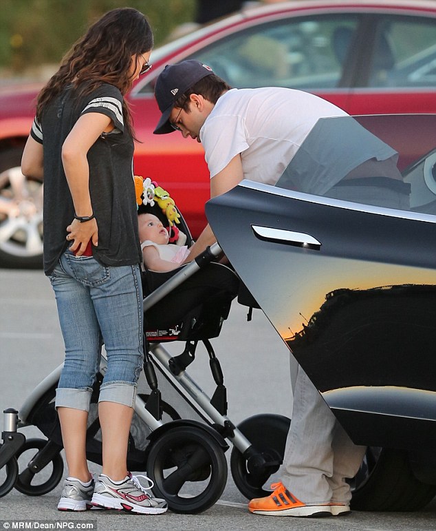 Ο Αστον Κούτσερ και η Μίλα Κούνις βόλτα με την κόρη τους (Photos) - Media