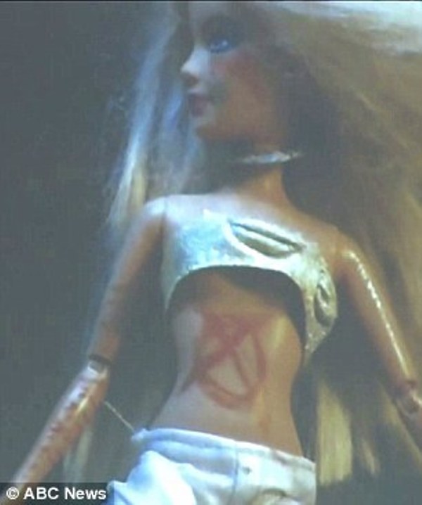 ΗΠΑ: 12χρονη μαχαίρωσε την φίλη της 19 φορές και παραμόρφωσε τις κούκλες της με σύμβολα αίρεσης (Photos) - Media