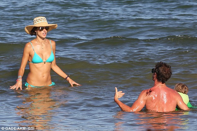 Μια κανονική μέρα της Αλεσάντρα Αμπρόσιο μοιάζει με φωτογράφηση (Photos) - Media