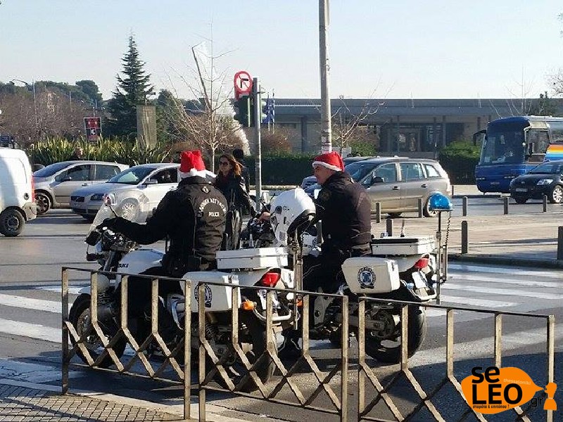 Αστυνομικοί στη Θεσσαλονίκη βγήκαν για περιπολία ντυμένοι… Αγιοβασίληδες! (Photos) - Media