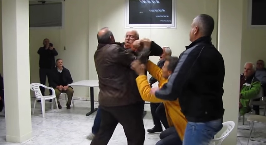 Ξύλο και βρισιές στο Ωραιόκαστρο με αφορμή τη Δημοτική επιχείρηση (video) - Media