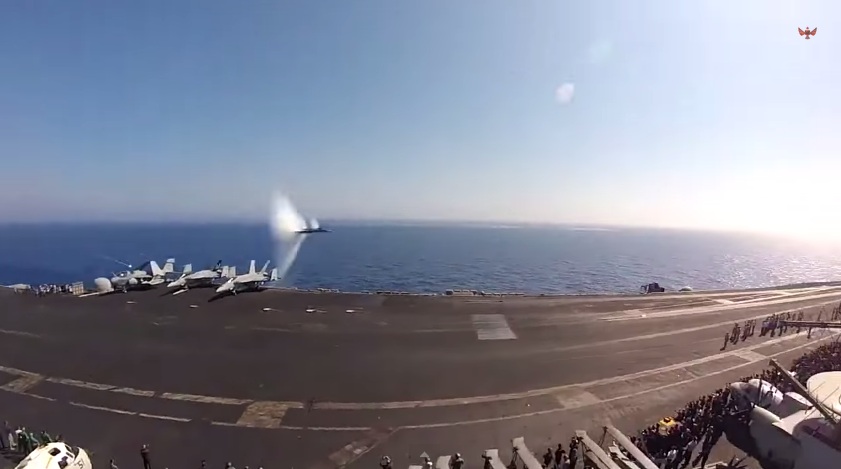 Σπάει το φράγμα του ήχου μπροστά στους έκπληκτους θεατές (video) - Media