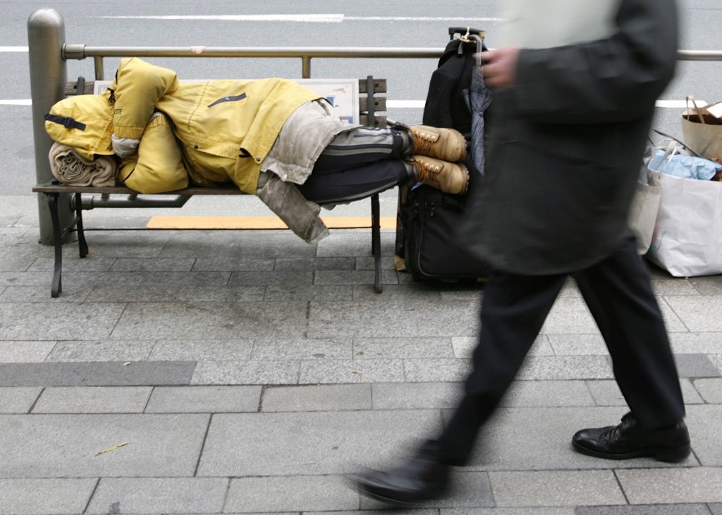 Πόλη στη Γαλλία ξήλωσε τα παγκάκια για να μην κοιμούνται άστεγοι - Media