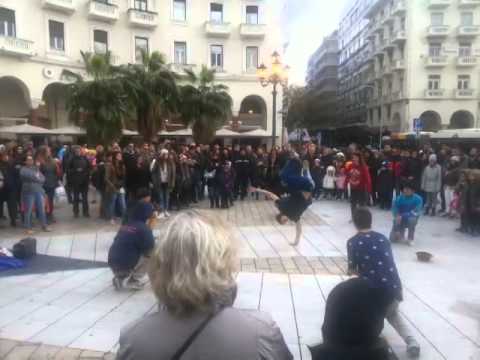 Το «έριξαν» στο... break dance στη Θεσσαλονίκη! (Video) - Media