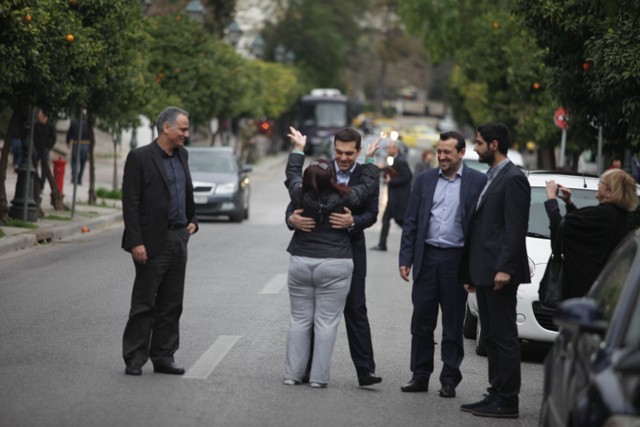 Μια απρόσμενη αγκαλιά για τον Αλέξη Τσίπρα (Photos) - Media