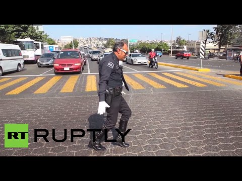 Τροχονόμος σε ρυθμούς... Μάικλ Τζάκσον (Video) - Media