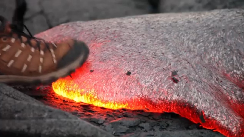 Πατώντας πάνω στην καυτή λάβα - Media