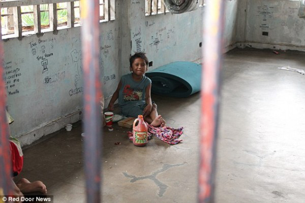 Φιλιππίνες: «Μάζεψαν» τα ορφανά παιδιά από τους δρόμους και τα έκλεισαν σε… κελιά για να μην τα δει ο Πάπας! (Photos) - Media