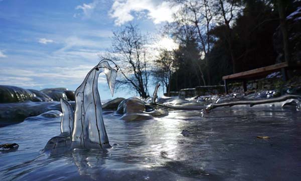Μαγευτικά φυσικά γλυπτά από πάγο στη λίμνη της Καστοριάς (Photos) - Media