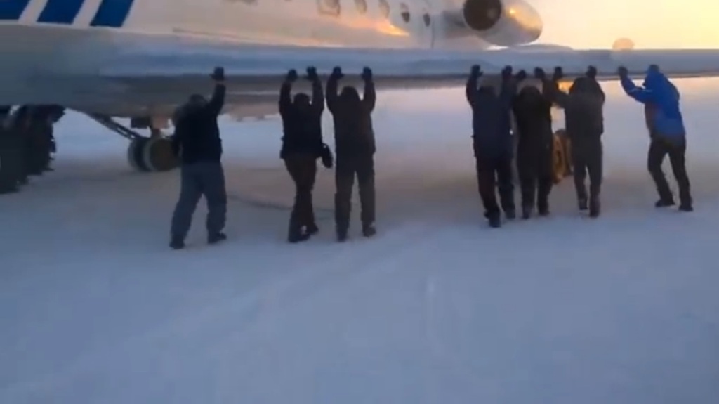 Οι επιβάτες κατέβηκαν να σπρώξουν το αεροπλάνο (video) - Media