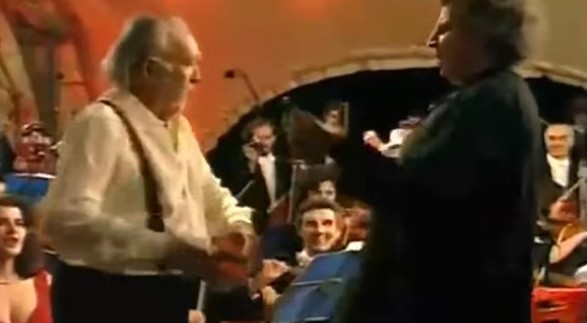 Όταν ο Άντονι Κουίν χόρευε τον «Ζορμπά» παρέα με τον Μίκη Θεοδωράκη (video) - Media