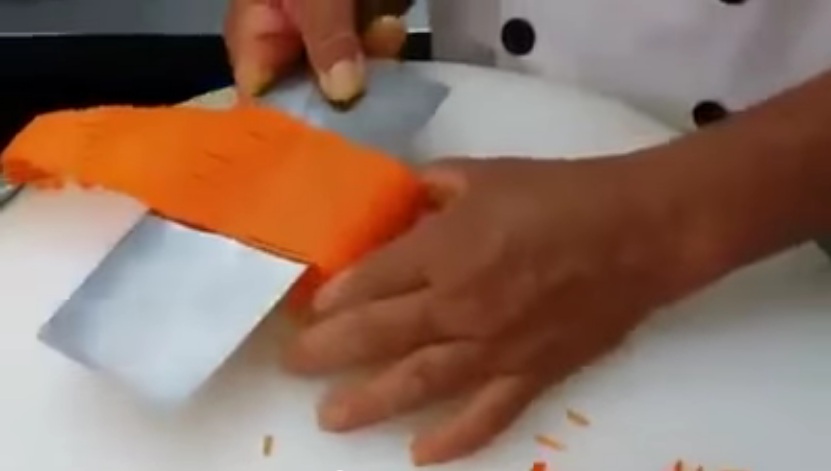 Δεν θα πιστεύετε σε τι μεταμορφώνει ένα καρότο χρησιμοποιώντας μόνο ένα μπαλτα! (video) - Media