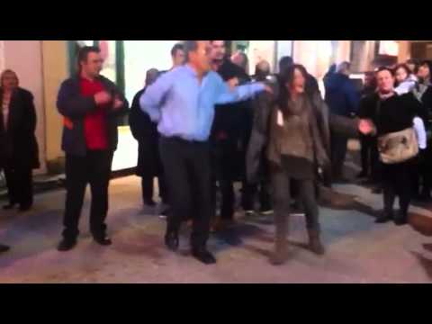 Πάτρα: Χορεύουν πεντοζάλη στο εκλογικό κέντρο του ΣΥΡΙΖΑ (Video) - Media