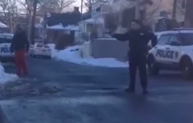 Νέα Υόρκη: Αστυνομικός σημαδεύει με όπλο πολίτες που έπαιζαν χιονοπόλεμο! (Video) - Media
