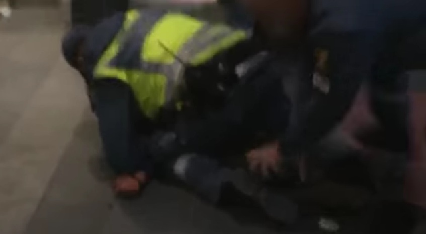 Σουηδία: Σάλος από ξυλοδαρμό 9χρονου μετανάστη από αστυνομικό επειδή δεν είχε εισιτήριο (video) - Media