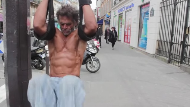 O άστεγος bodybuilder που κάνει γυμναστική στους δρόμους του Παρισιού (video) - Media