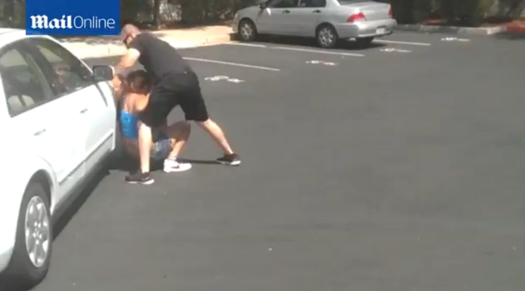 Αστυνομικός χτυπάει το κεφάλι γυναίκας πάνω σε αυτοκίνητο (video) - Media