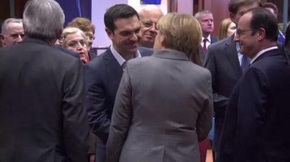 Θερμή χειραψία Μέρκελ-Τσίπρα – Η συζήτηση με τον Ολάντ και η αγκαλιά του Ρέντσι - Media