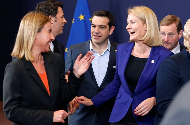Ο Τσίπρας, οι ξανθιές κυρίες και το... μαντηλάκι που έκανε τη διαφορά! (Photos) - Media