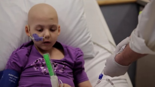 Μετάγγισαν τον ιό HIV σε κοριτσάκι για να καταπολεμήσουν καρκινικά κύτταρα (video) - Media