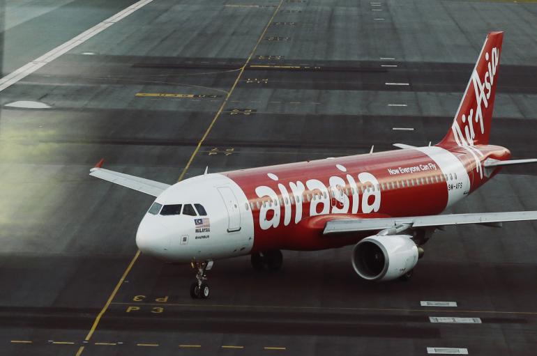 Άλλαξε αεροδιάδρομο χωρίς άδεια το αεροπλάνο της AirAsia - Βρέθηκαν συντρίμμια στο βυθό της θάλασσας - Media