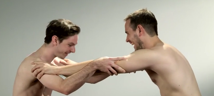 Τι συμβαίνει όταν δύο κολλητοί βλέπουν για πρώτη φορά ο ένας τον άλλον γυμνό (Video) - Media