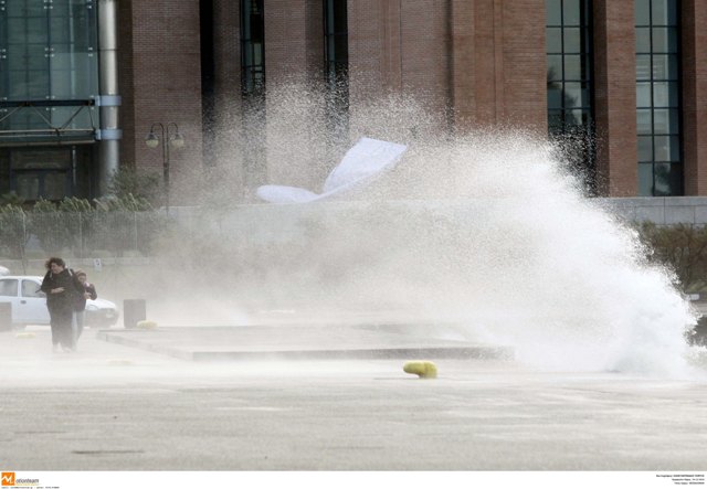 Συνεχίζονται τα προβλήματα στις ακτοπλοϊκές συγκοινωνίες από τους θυελλώδεις ανέμους - Ποια δρομολόγια δεν εκτελούνται - Media