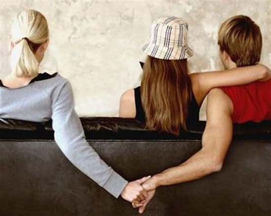 Η απιστία συνδέεται με το μέγεθος των δακτύλων   - Media