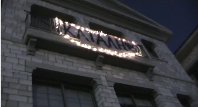 Άρτα: Φοιτητές απαντούν στα ΜΑΤ με κλαρίνα, νταούλια και χορό (Video) - Media