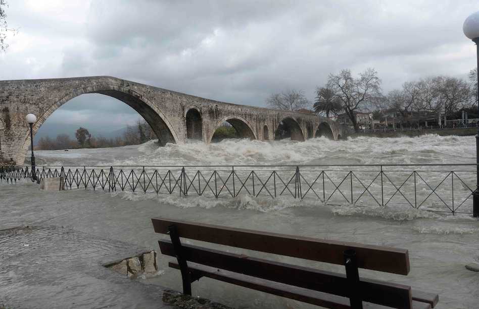 «Σώο και αβλαβές» το γεφύρι της Άρτας, γλύτωσε από τον φουσκωμένο Άραχθο - Media