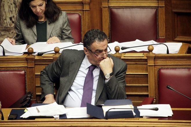 «Βολές» Guardian κατά Αθανασίου: «Είναι ομοφοβικός» - Media