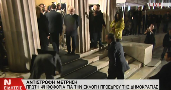 «Μέτρησε» τα σκαλιά της Βουλής - Δείτε το ατύχημα κατά την άφιξη Σαμαρά (Video + Photos) - Media