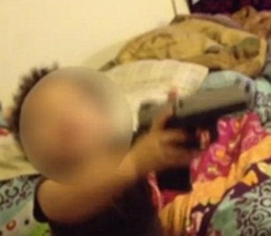 Μωρό βάζει όπλο στο στόμα του! (Video + Photos) - Media