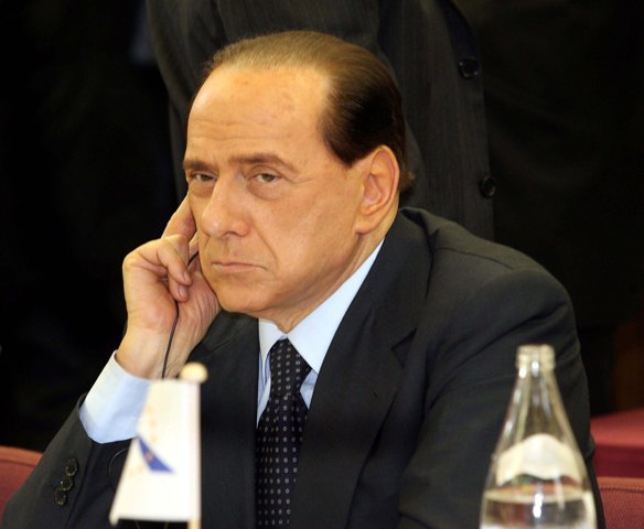 Ο Μπερλουσκόνι πήγε κατά λάθος σε...  προεκλογική συγκέντρωση αντιπάλου του! - Media