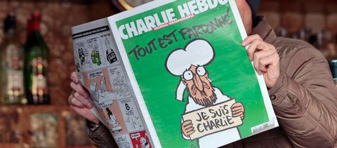 Μόσχα: Διαφωνούντες με τα σκίτσα της Charlie Hebdo για τον Μωάμεθ συγκεντρώθηκαν έξω από τη γαλλική πρεσβεία  - Media