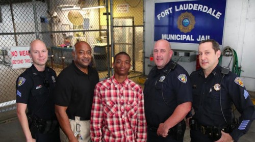 Καρέ- καρέ κρατούμενος με χειροπέδες σώζει τη ζωή αστυνομικού που έπαθε έμφραγμα - Media