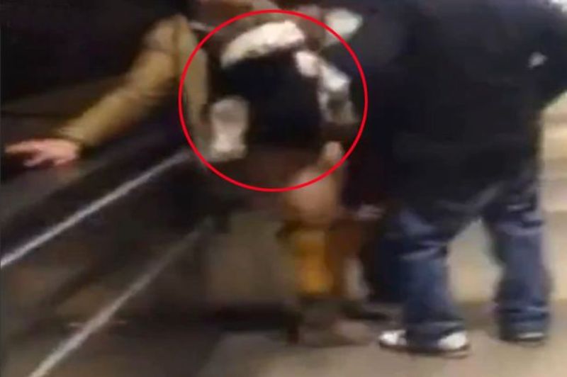Έκανε σεξ στο μετρό με το μωρό στην αγκαλιά! (Video) - Media