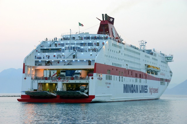 Πρόσκρουση του Cruise Europa στο λιμάνι της Πάτρας - Θυελλώδεις άνεμοι στα πελάγη - Media